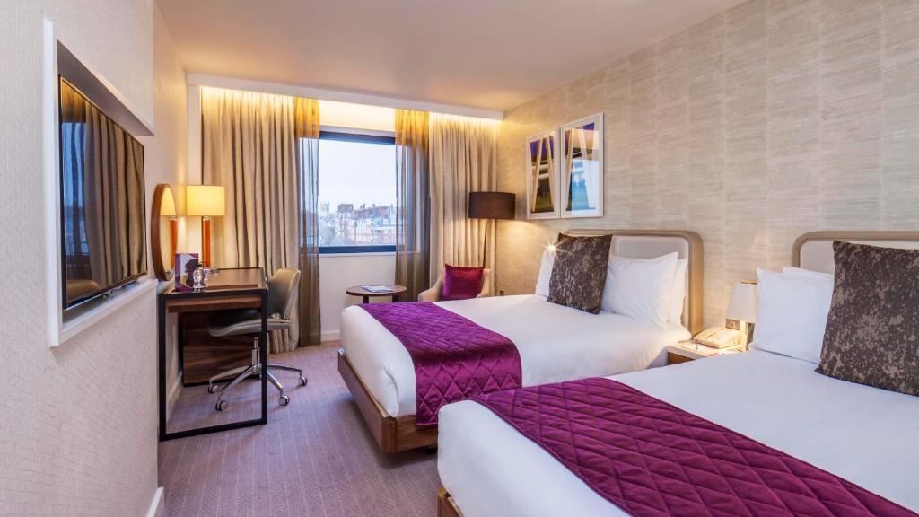 Crowne Plaza bedrom